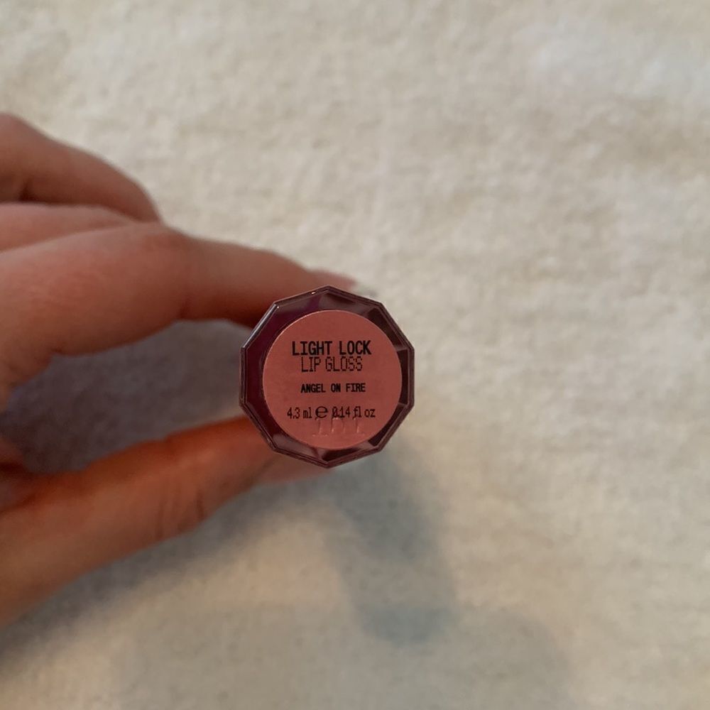 About Face Light Lock Lip Gloss - Picture 4 of 4